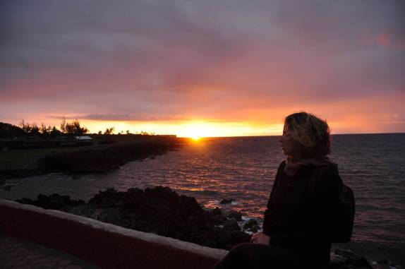 Admirando o pôr-do-sol na Ilha de Páscoa, ilha chilena no meio do Oceano Pacífico